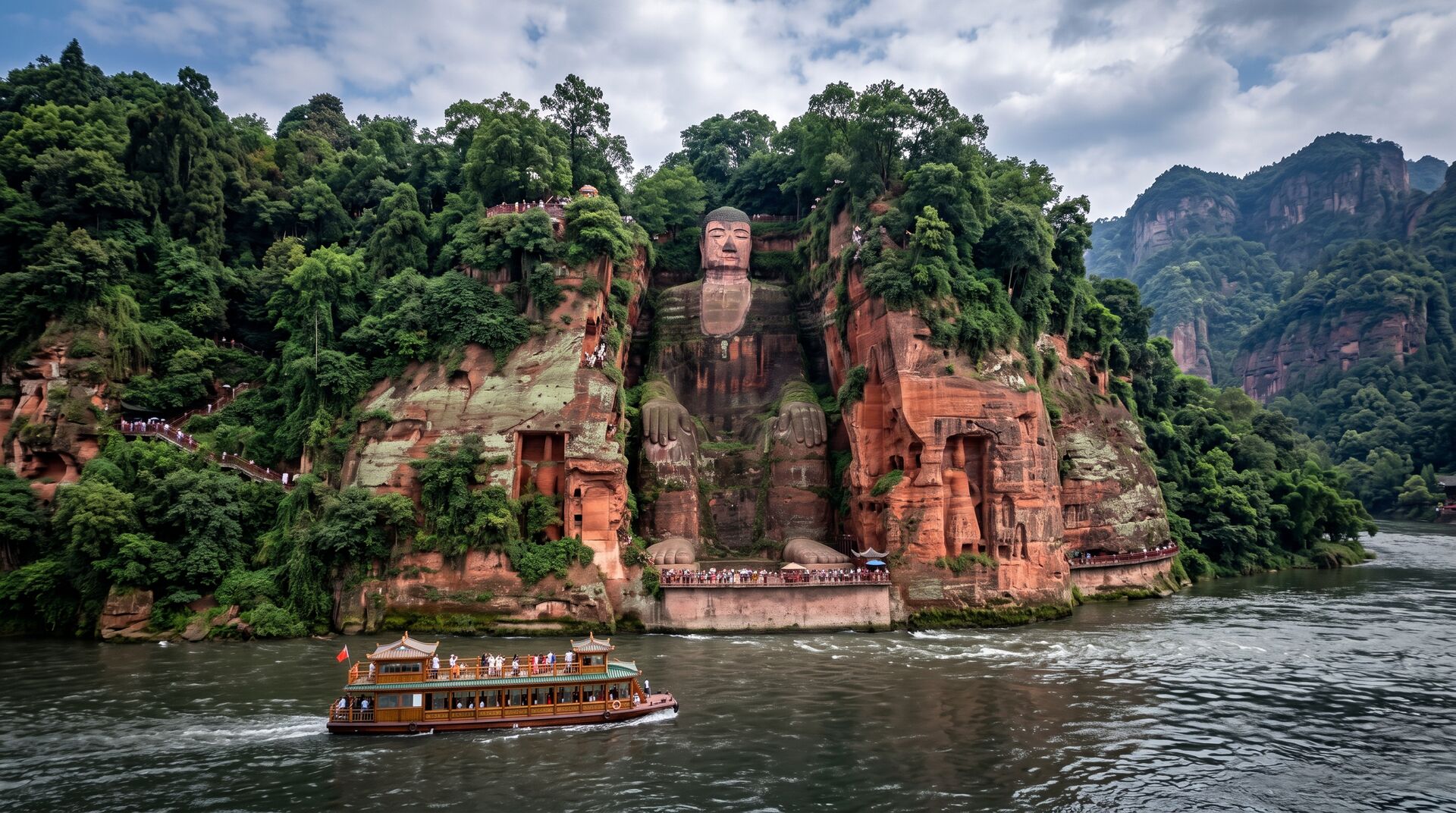 Escursioni nei Dintorni di Chengdu: Il Grande Buddha di Leshan e il Monte Emei
