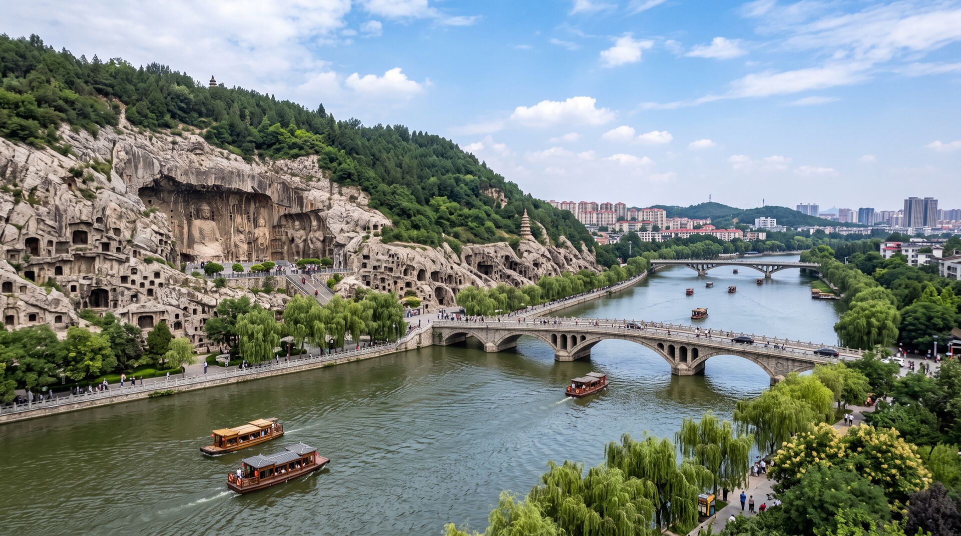 Le Grotte di Longmen a Luoyang: Scolpire la Fede sulle Sponde del Fiume Yi